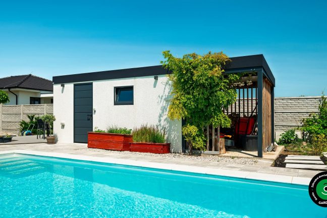 Záhradný domček s prístreškom pri bazéne