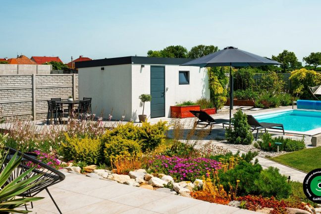 Štýlový záhradný domček s prístreškom pri bazéne