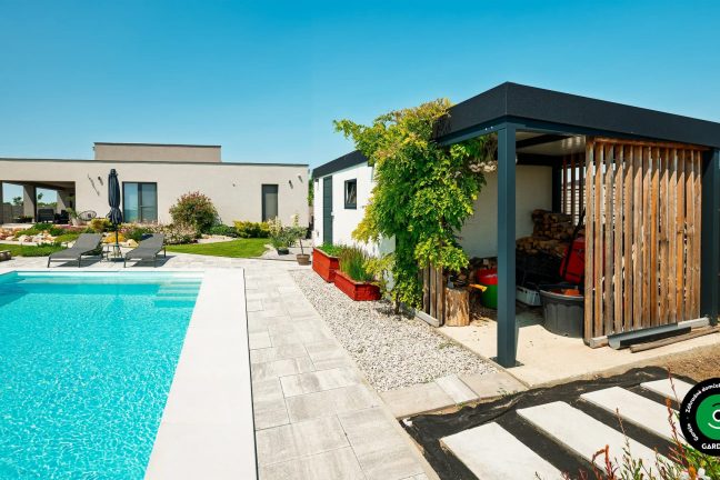 Praktický záhradný domček s prístreškom k bazénu