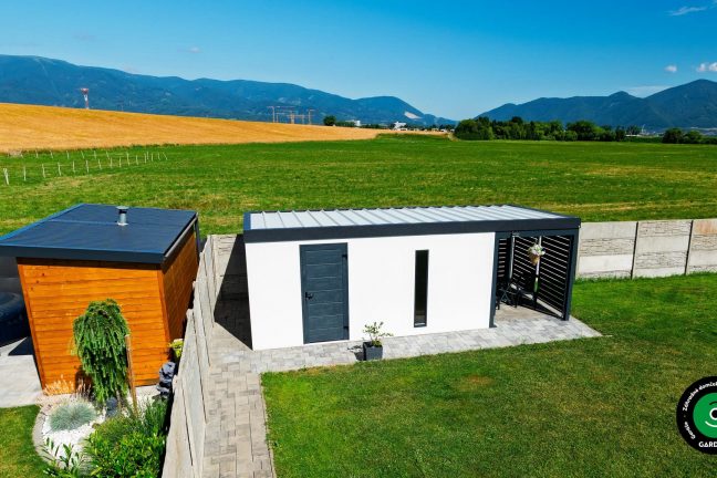 Záhradný domček s prístreškom a miestom na náradie.