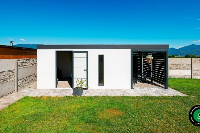 Záhradný domček s krytým posedením a úložným priestorom.