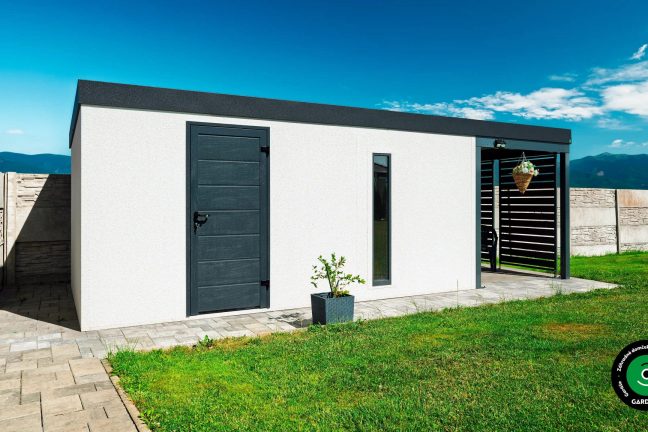 Zastrešený kútik na náradie a krátky oddych pri práci.