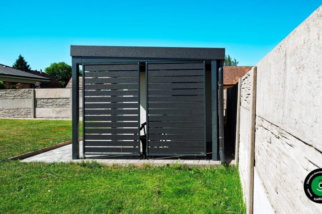 Záhradný domček ponúka úložisko a kryté miesto na relax.