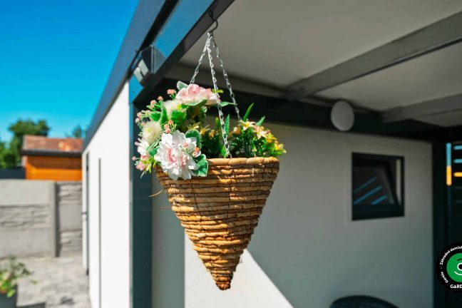 Praktický prístrešok slúži na odkladanie náradia aj na sedenie.