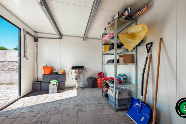 Vnútro záhradného domčeku s prístreškom s úložným priestorom.