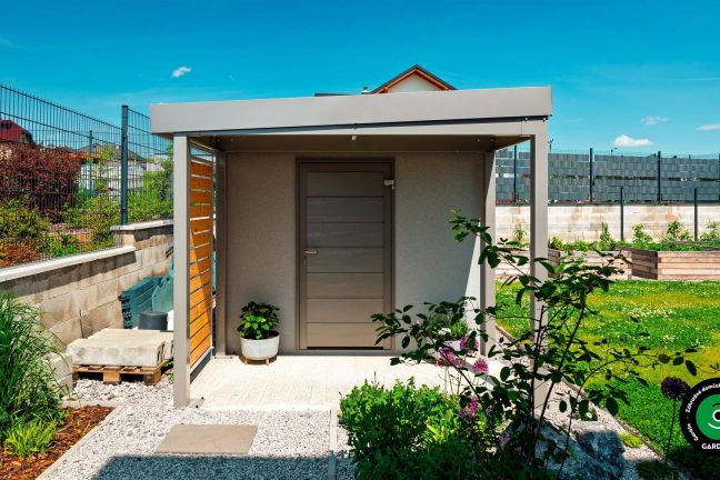 Záhradný domček s menším prístreškom