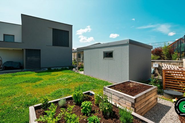 Domček na záhrade s malým prístreškom