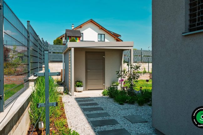 Záhradný domček s krytým malým prístreškom