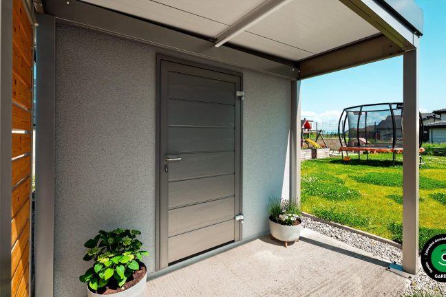 Praktický záhradný domček s malým prístreškom