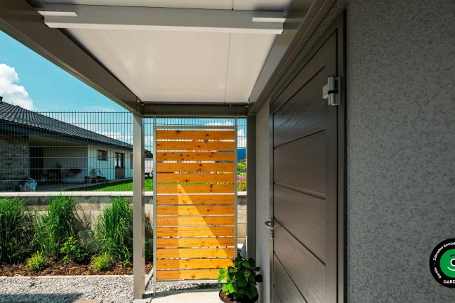 Domček na záhrade s malým krytým prístreškom