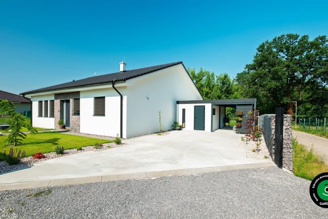 Záhradný domček s prístreškom a pultovou strechou