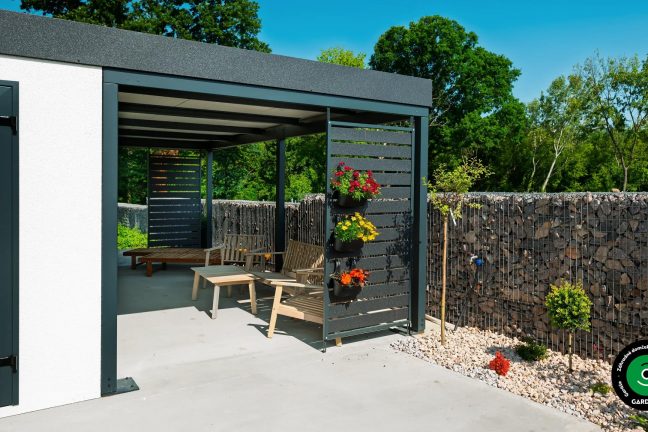 Posedenie pod prístreškom pri záhradnom domčeku