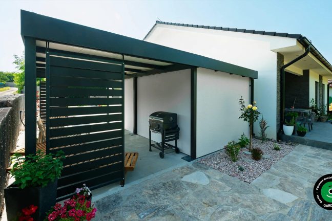 Oddychové miesto vo vnútri prístrešku pri domčeku