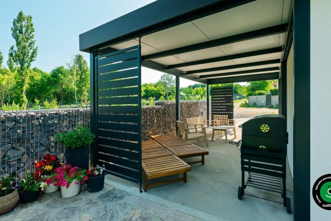 Posedenie vo vnútri krytého prístrešku vedľa domčeka