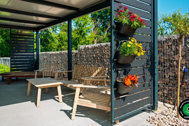 Miesto na relax pod prístreškom pri záhradnom domčeku