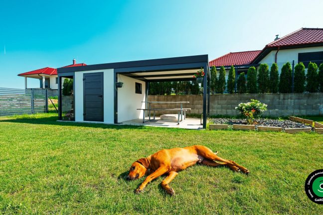 Záhradný domček s prístreškom a oddychovou zónou