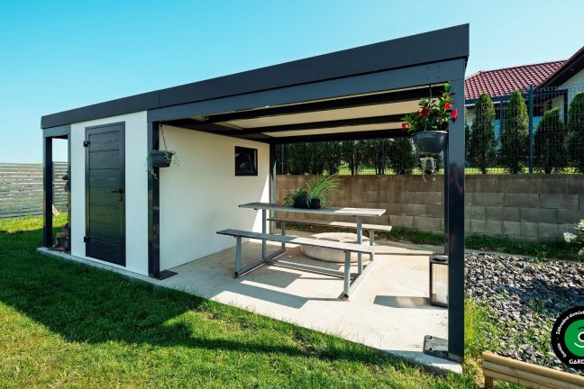 Sedenie v záhradnom domčeku s prístreškom