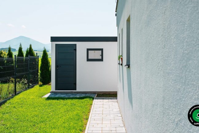 Malý biely záhradný domček