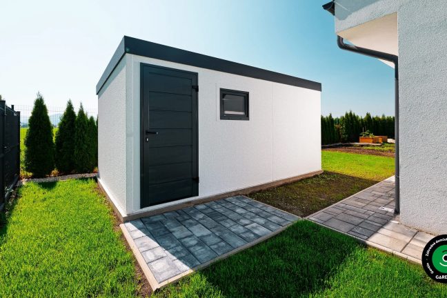 Biely útulný záhradný domček