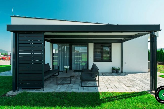 Pergola na terase vedľa rodinného domu