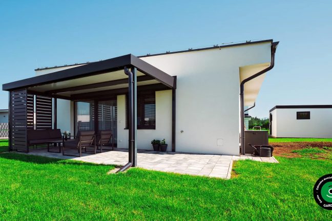 Prestrešená terasa pergolou