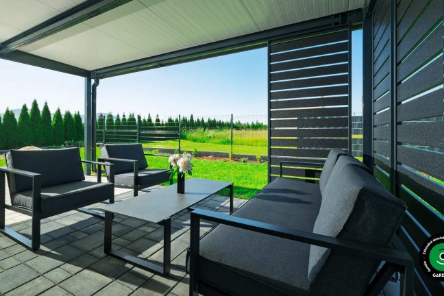 Príjemné posedenie na terase pod pergolou