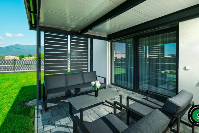Pergola na terase s príjemným posedením