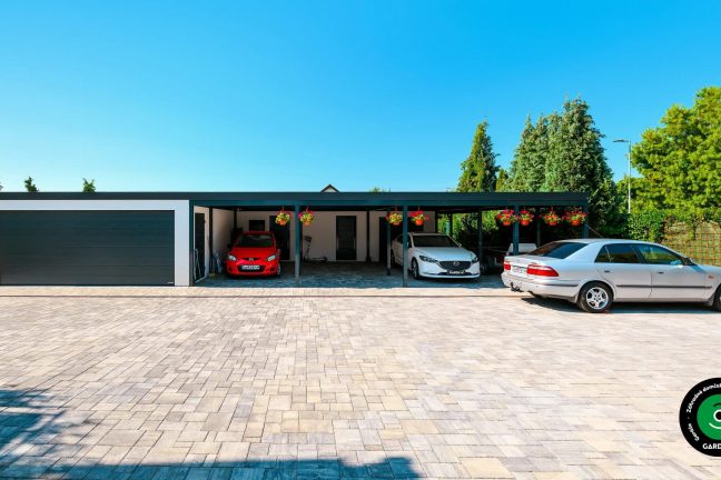 Garáž pre dve autá s veľkým prístreškom a moderným dizajnom.