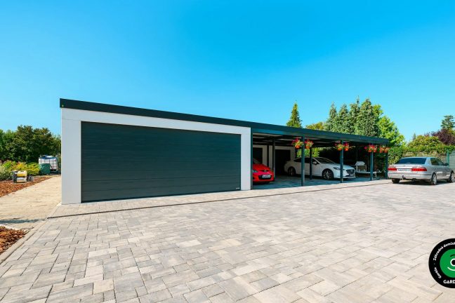 Moderná dvojgaráž so širokým prístreškom.
