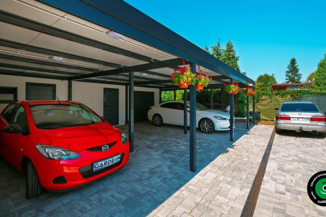 Veľká garáž pre dve autá doplnená o prístrešok na parkovanie.