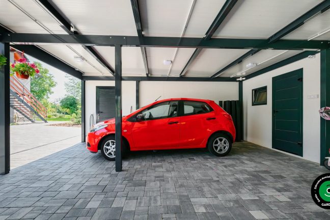 Dvojgaráž s priestranným prístreškom chrániacim autá aj záhradné vybavenie.