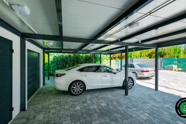 Moderná garáž pre dve autá s veľkým prekrytým prístreškom.