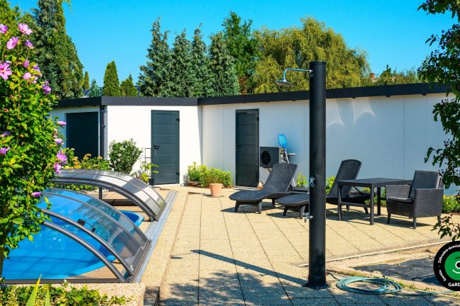 Moderný záhradný domček pri bazéne s terasou na relax.