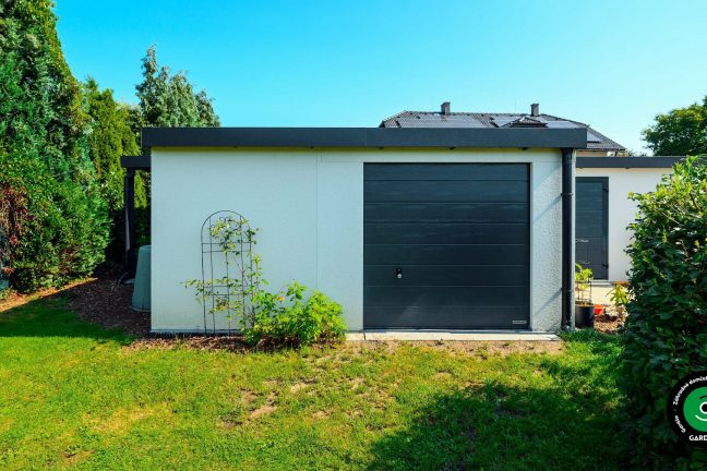 Záhradný domček pri bazéne s pultovou strechou a oddychovou zónou.