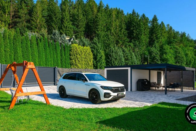 Garáž pre jedno auto s prístreškom využitým ako posedenie.