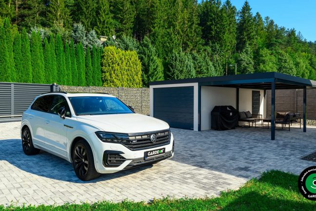 Moderná garáž s prístreškom poskytujúcim priestor na oddych.