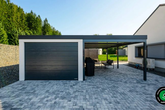 Praktická garáž s parkovacím miestom a krytým posedením vedľa.