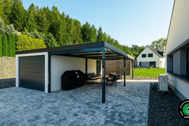 Jednogaráž s prístreškom ideálnym na letné posedenie v tieni.