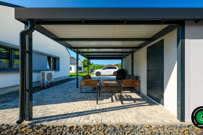 Malá garáž so šikovným prístreškom vhodným na posedenie s rodinou.