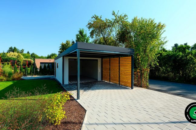 Praktická garáž pre jedno auto s bočným prístreškom.