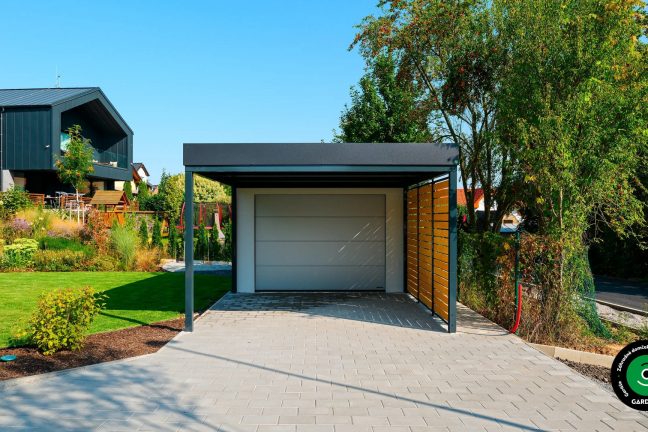 Moderná kompaktná garáž doplnená o prístrešok.