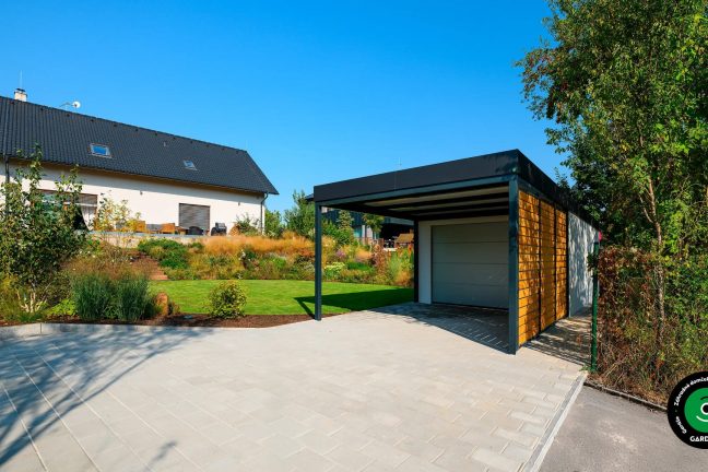 Estetická jednogaráž s krytým prístreškom vedľa stavby.