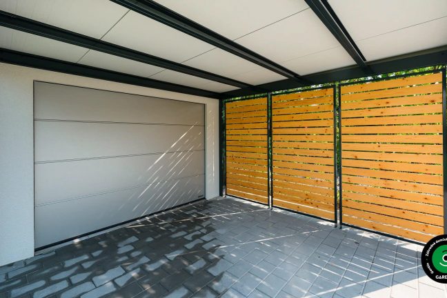 Jednoduchá garáž s prístreškom a pultovou strechou.