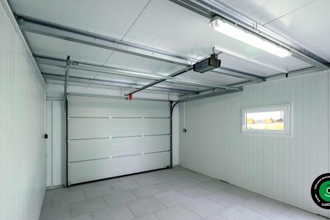 Prázdny interiér garáže pripravený na parkovanie alebo skladovanie.