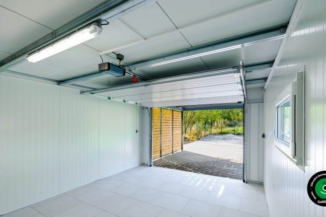 Nezariadený vnútorný priestor garáže s čistými stenami a podlahou.