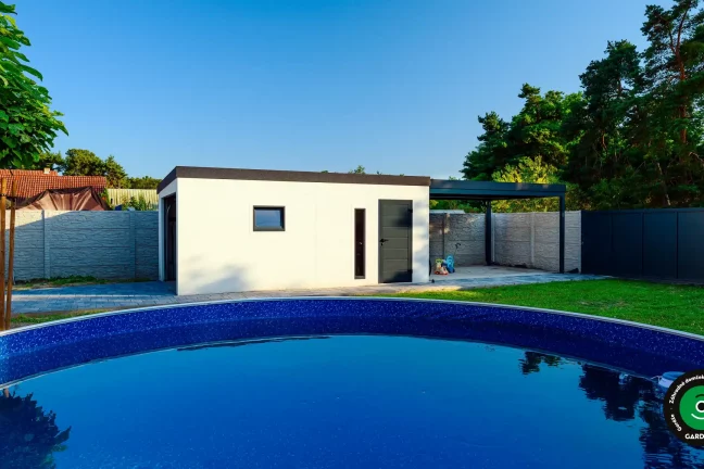 Garáž pre jedno auto s prístreškom vzadu.