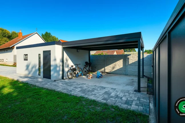 Moderná jednogaráž so zadným prístreškom využívaným na odkladanie bicyklov.