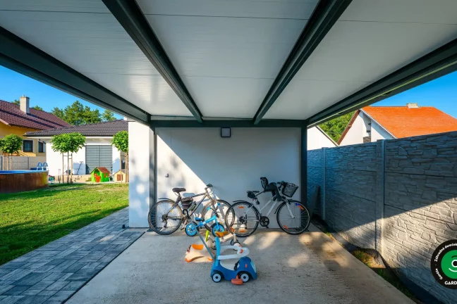 Praktická garáž pre auto so zadným prístreškom na uskladnenie bicyklov.
