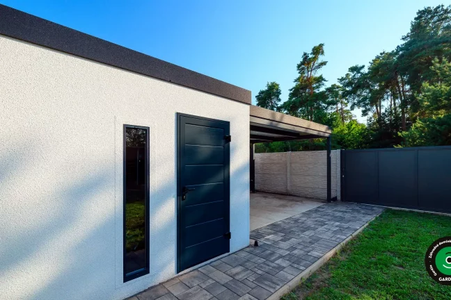 Jednogaráž doplnená o prístrešok vzadu vhodný pre bicykle.