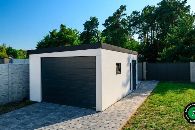 Garáž určená pre jedno auto s jednoduchým dizajnom.